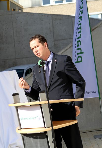 „Energie ist lebenswichtig für eine moderne Gesellschaft. Wir müssen deshalb in Europa einen nachhaltigen, sicheren und wettbewerbsfähigen Zugang gewährleisten“, sagte der hessische Wirtschaftsminister Florian Rentsch bei der Einweihung des neuen Kesselhauses in Marburg. (Bild: Pharmaserv)
