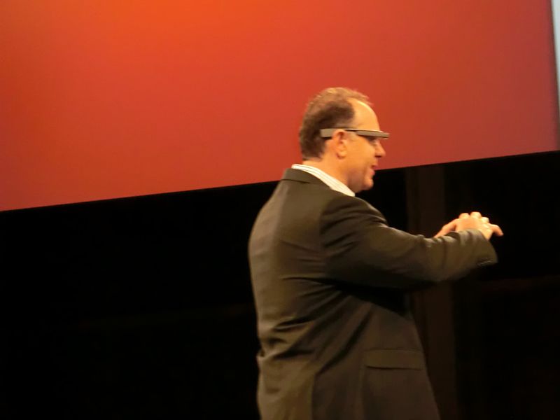 Peter JL Griffiths, Executive Vice President and Group Executive Enterprise Solutions and Technology Group, mit Google-Brille. Vielleicht hilft sie, in die Zukunft zu schauen. (Bild: Ostler)