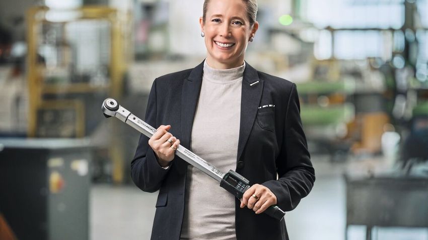 Vera Bökenbrink ist Geschäftsführerin der Stahlwille Eduard Wille GmbH. Das Unternehmen mit über 650 Mitarbeitern, zehn Niederlassungen weltweit und einem Vertrieb in mehr als 90 Ländern produziert mit hoher Fertigungstiefe in Deutschland. Stahlwille sieht sich als Pionier in der Drehmomenttechnik, doch das Portfolio ist weitaus umfangreicher. Als Werkzeug-Vollsortimenter bietet der Werkzeughersteller alles vom klassischen Schraubenschlüssel bis hin zum elektronischen Hightech-Drehmomentwerkzeug für vernetzte Industrie 4.0-Umgebungen sowie Prüf- und Kalibriertechnik. (Bild: Peter Obenaus)