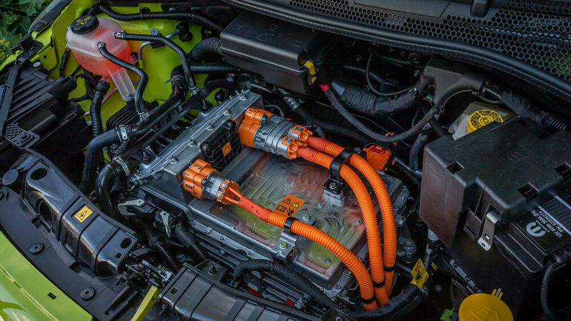 Der E-Motor leistet 114 kW/155 PS, einen Frunk gibt es nicht. (Bild: FCA/Abarth)