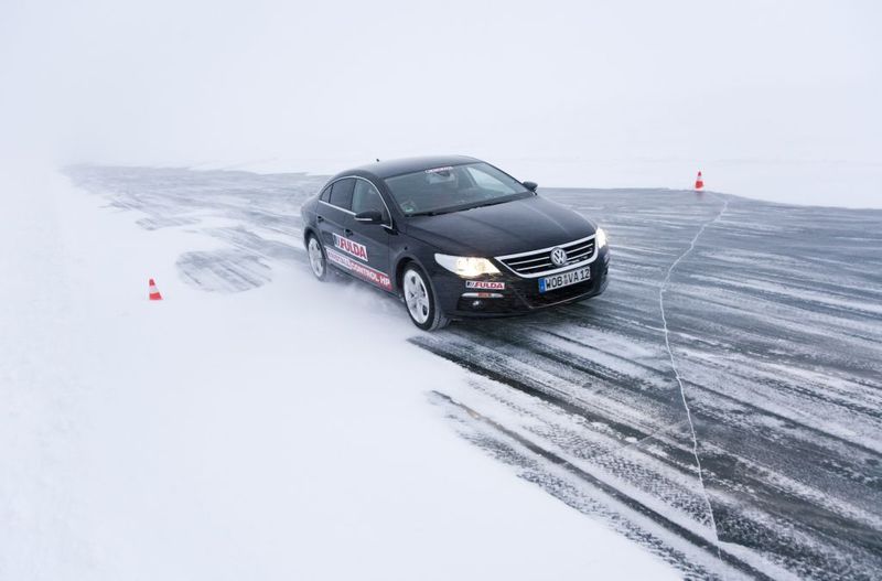 Auf dem blanken Eis des zugefrorenen Marsh Lake beeindruckte der Fulda Kristall Control HP durch gute Traktion. Fotos: Fulda (Archiv: Vogel Business Media)