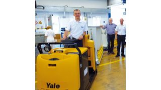 Hatten Spaß bei der Übergabe: Faurecia UAP-Manager Martin Maderholz, Reiter Flottenmanager Manfred Schürmann und Faurecia Plant Manager Reinhold Stengel (v.l.). (Bild: Reiter)