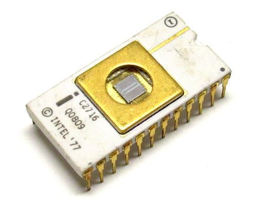 5-V-EPROM 2716 von Intel (1976): Der Speicherbaustein kam nur mit einer Versorgungsspannung aus, was kleinere  Bausteine und ein platz- und kostensparendes Systemdesign ermöglichte. (gemeinfrei)