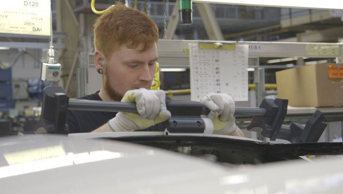 Zu den im 3D-Druckverfahren hergestellten Montagewerkzeugen zählen auch solche, die zur Positionierung der Dächer auf den Fahrzeugen verwendet werden. (Bild: Stratasys)