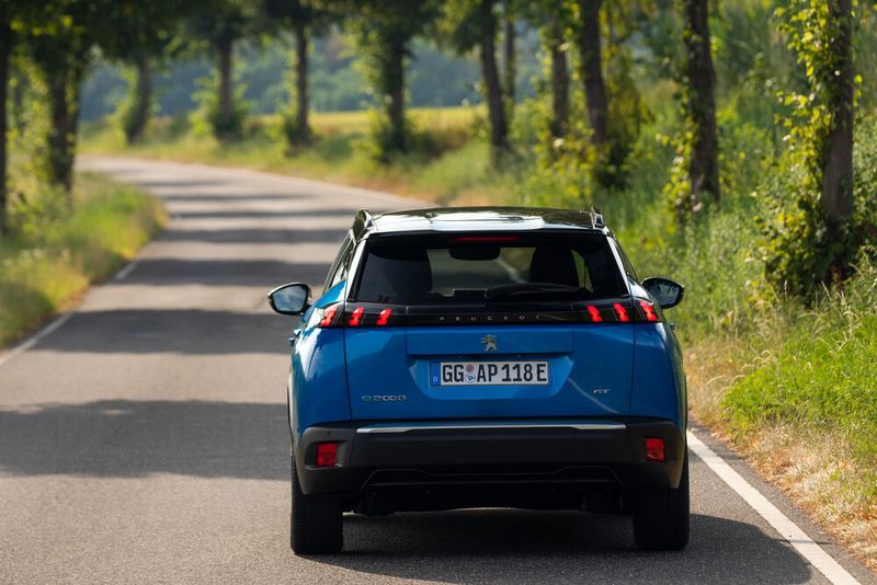 Zu erkennen ist der Peugeot E-2008 am fehlenden Auspuff. (Bild: Peugeot/Markus Heimbach)