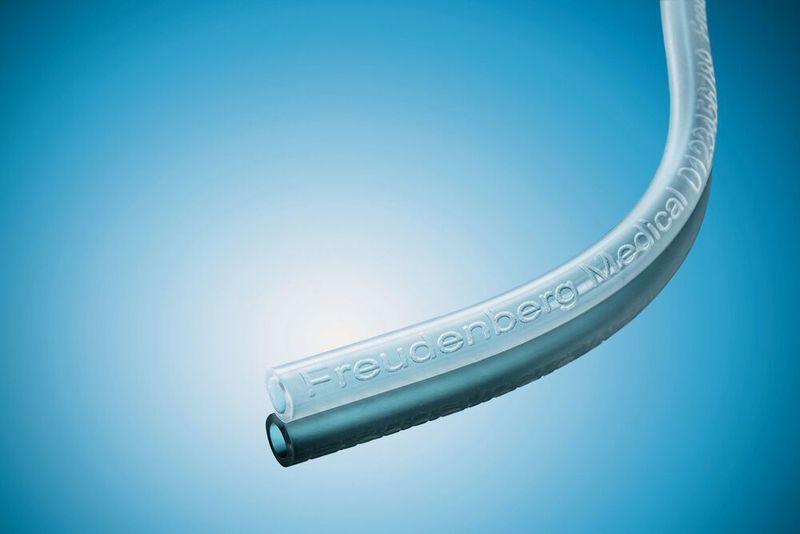 Die Inline-Laserbeschriftung ist bei Freudenberg die Methode der Wahl zum dauerhaften Kennzeichnen von Schläuchen ohne Zugabe von Tinten oder Material bei der Extrusion. Der Aussteller hat für seine Helix-Mark-Silikonschläuche eine Lösung ohne zusätzliche Folgeverfahren eingeführt. Die Laserbeschriftung erfolgt direkt während des Extrusionsprozesses und zeichnet sich durch Kosteneffizienz, Zuverlässigkeit und Sicherheit aus. Die Druckdaten können alle benötigten Informationen von der Artikel- oder Materialnummer bis zu Chargennummer und Herstellungsdatum umfassen. (Freudenberg)