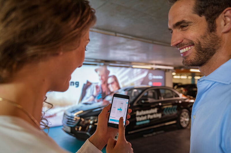Der automatisierte Parkservice kommt ganz ohne Fahrer aus – via Smartphone wird das Auto mit einem Klick zum Parken geschickt. (Bosch)