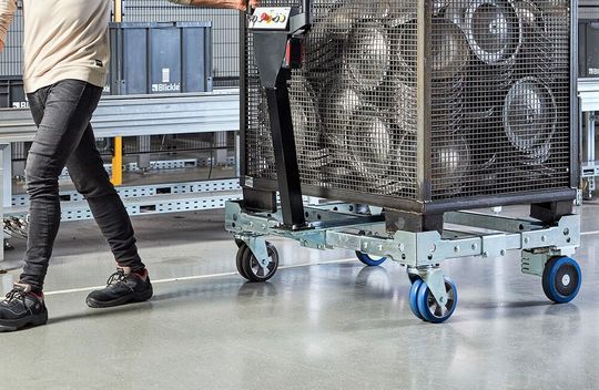 Blickle bringt zur Motek 2022 das neue Antriebssystem Ergomove 1000 mit. Es kann mit maximal 1.000 Kilogramm belastet werden. Es überzeuge durch eine einfache Plug-and-play-Installation und eigne sich für Geschwindigkeiten bis vier Stundenkilometer. Blickle bringt zur Motek 2022 das neue Antriebssystem Ergomove 1000 mit. Es kann mit maximal 1.000 Kilogramm belastet werden. Es überzeuge durch eine einfache Plug-and-play-Installation und eigne sich für Geschwindigkeiten bis vier Stundenkilometer.