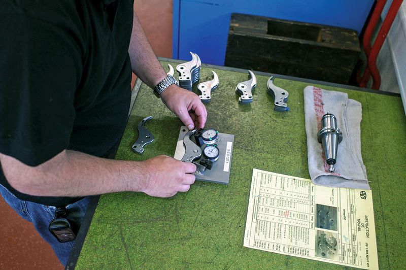 Bild 3: Nach der Bearbeitung werden die Stahlklingen vermessen. (Bild: Haas)