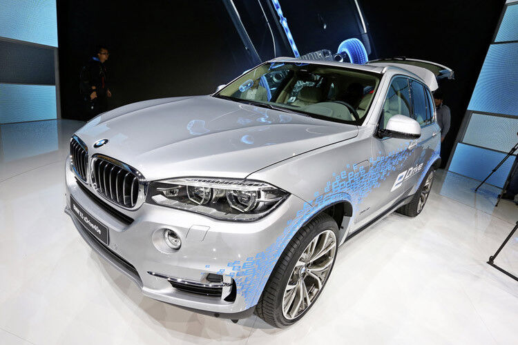 BMW präsentiert mit dem X5 40e gleich einen direkten Konkurrenten. (Foto: ampnet)