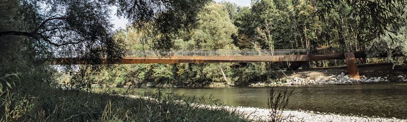 ...wurden die Münchner Büros J2M Architekten, Bergmeister Ingenieure und Structures mit dem Stahl-Innovationspreis 2018 in der Kategorie „Stahl im Bauwesen“ ausgezeichnet. Ein Stegverlauf mit Verzweigungen, der den Eindruck eines den Naturkräften folgenden Baumstamms vermittelt, charakterisiert die Architektur des aufgestelzten, insgesamt 160 m langen Brückenbauwerks.



 (Quirin Leppert)
