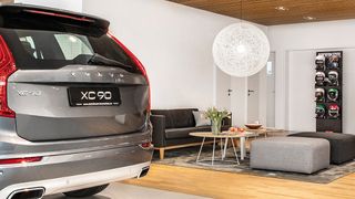 Die niedrige Decke sorgt im rund 500 Quadratmeter großen Showroom für ein heimeliges Gefühl. (Autohaus München)