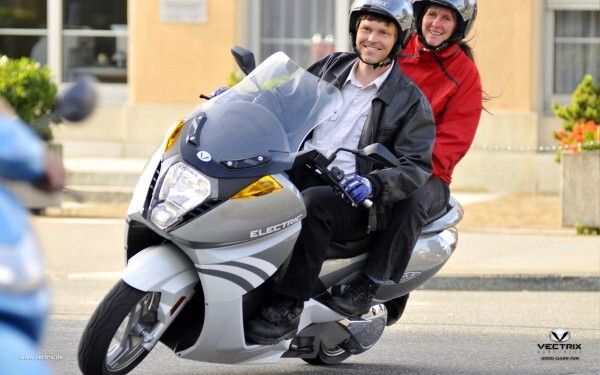 Den VECTRIX VX-1 für die Führerscheinklasse A, A1 oder B mit einer Höchstgeschwindigkeit von 110 km/h gibt es in den Varianten VX-1, VX-1 Li und VX-1 Li+: der VX-1 hat einen NiMH-Akku mit 3,7 kWh für eine Reichweite von 50 bis 100 km, der VX-1 Li einen Li-Ion-Akku mit ebenfalls 3,6 kWh, der aber 36 kg leichter ist, der VX-1 Li+ hat einen Li-Ion-Akku mit 5,4 kWh und eine Reichweite von 80 bis 120 km (Bild: Vectrix)