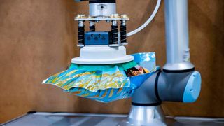 Hier sieht man, wie der neue Schmalz-Sackgreifer Pssg einen Beutel prozessicher festhält. Es handelt sich dabei um ein Leichtbausystem, das für Cobots entwickelt wurde. Bis zu 50 Kilogramm kann der Sackgreifer handeln. Lesen Sie hier, was er sonst noch „drauf“ hat ... (Bild: Schmalz)