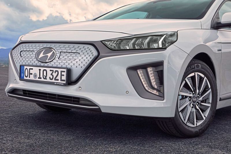 Optisch zu erkennen ist der Neue zudem an der überarbeiteten Front ... (Hyundai)