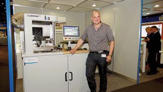 Laurent Oberli, Contremaître d'usine chez Kummer, présentait pour la première fois à l'EPHJ-EPMT-SMT la dernière version du micro centre d'usinage K5. (MSM)