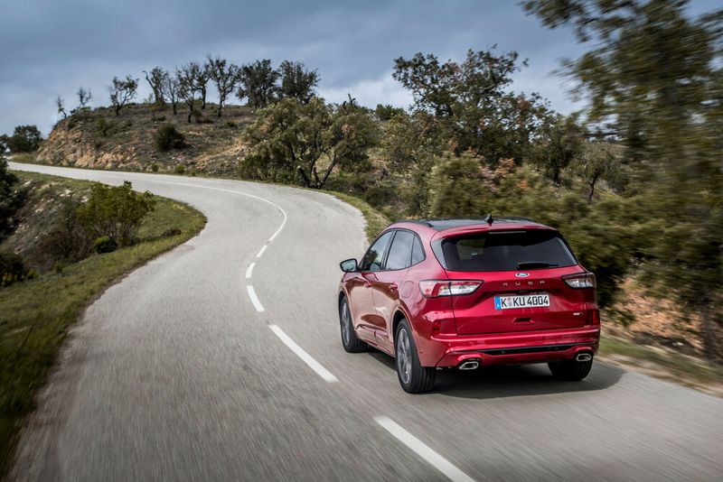 Das Fahrwerk ist Ford-typisch gut abgestimmt, dabei liegt der neue Kuga satt auf der Straße und lässt sich dynamisch bewegen.  (Bild: Ford)
