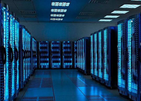 Das ist der Blick in ein modernes Rechenzentrum. Solche Anlagen braucht es immer mehr, weil KI-Anwendungen und andere digitale Funktionen nach Rechenleistung schreien. Deutschland will nun bei der Neuinstallation solcher Rechenzentrem kräftig aufs Gaspedal treten ...(Bild:  Datistec)