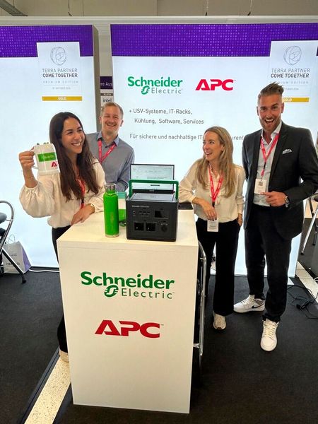 Das Team von Schneider Electric (APC) freut sich schon sehr auf die Party danach. (Bild: Vogel IT-Medien GmbH)