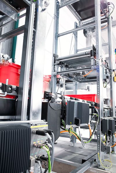 Durch die Kommunikation über Profinet profitiert die Fördertechnik immens. Was alles möglich ist, zeigt der Sinamics G120D, der diese Funktionen integriert hat. (Bild: Siemens)