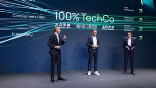 Ralf Brandstätter, Oliver Blume und Sebastian Rudolph (v. l.) bei der Vorstellung von „100%TechCo“ auf der Auto Shanghai.   (Bild: Volkswagen AG)