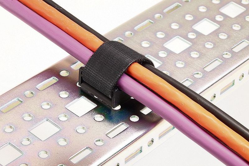 Der Klettbandsockelfuß Hebofix 45 ist für unterschiedliche Aluprofilgeometrien sowie für Rittal-Systemschienen erhältlich. (Hebotec)