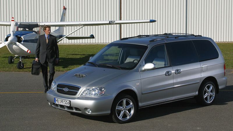 Mit eigens entwickelten Fahrzeugen und Erfolgsträgern wie dem Van Carnival gelang Kia ab der Jahrtausendwende ein Neustart in Sachen Automobilbau. In Deutschland zählte dieser zu den größten erhältlichen Vans. Er verfügte über sieben Sitze und an beiden Seiten jeweils über eine gewöhnliche, vorn befestigte Anschlagtür (Front) und eine Schiebetür (Fahrzeugmitte) sowie eine große Heckklappe. (Bild: Kia)