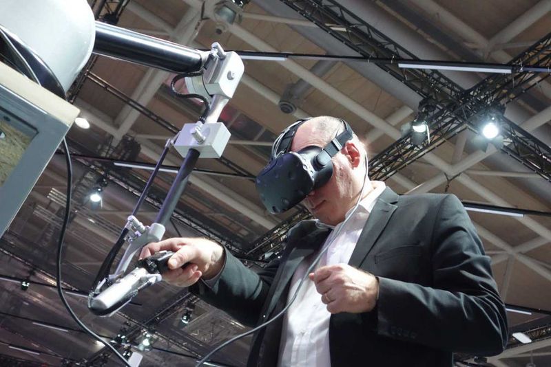 Virtuelle Umgebung mit Kraftrückkopplung: Jérôme Perret von Haption steuert ein simuliertes Werkzeug. (Srocke)