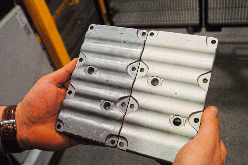 Werkstücke vor und nach der strahltechnischen Bearbeitung. (Agtos)