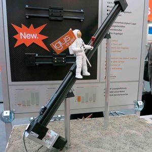 Die weltweit erste Linearführung aus Carbon und Vollkunststoff. Vorteile: Gewichtsreduzierung, Energieersparnis und in MRT-Anwendungen unverfälschte Messergebnisse mangels Metallen.