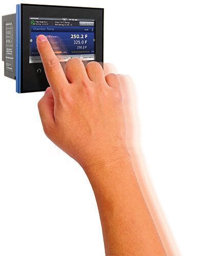 Die komplette Bedienung des F4T  geschieht über das 4,3 Zoll große Touch-Display, an dessen unterem Rand sich statt empfindlicher Tasten lediglich vier beleuchtete Softkeys befinden. (Watlow Electric Manufacturing Company)