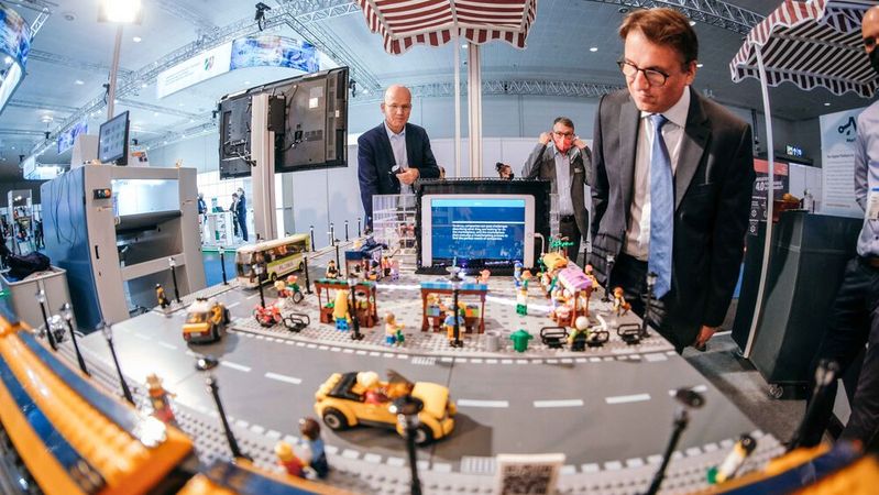 Ein Marktplatz in Bausteinform: Der KI-Marktplatz präsentiert die Potenziale von künstlicher Intelligenz auf der Hannover Messe an einem interaktiven Lego-Modell. 