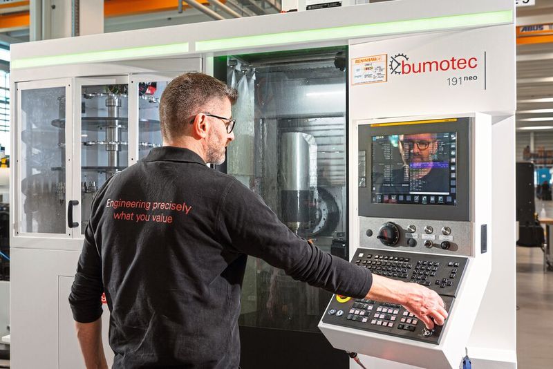 Le nouveau centre  d'usinage Bumotec 191neo équipé d'un HMI de dernière génération. (Source : Starrag)