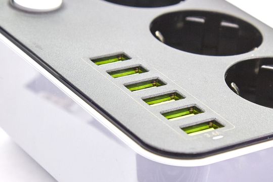 A power strip with six USB power ports (Source: ©  justoomm - stock.adobe.com)