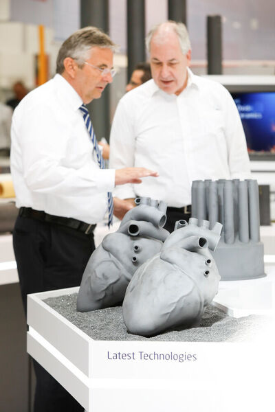 A trend topic was additive manufacturing, such as a 3D-printed heart shown here. (Messe Düsseldorf / ctillmann)