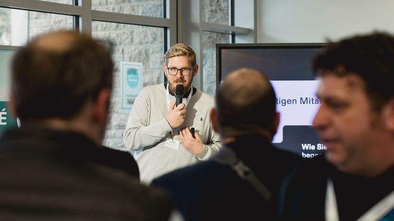 Auch die Vorträge im sogenannten Impulskaffee waren immer gut besucht. Hier erläutert Nikolas Fleschhut, VCG, das Employer Branding.  (Bild: Stefan Bausewein)