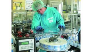 Die Etikettiermaschine kann bis zu 500 Pens pro Minute etikettieren. Dabei werden diese Etiketten online mit variablen Daten bedruckt. (Bilder: Sanofi-Aventis) (Archiv: Vogel Business Media)
