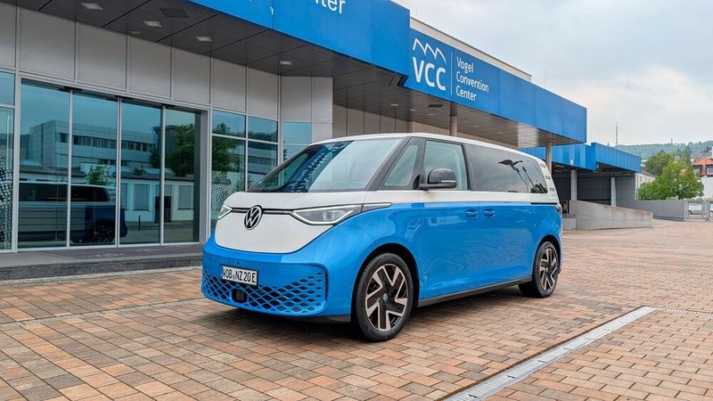 Wie alle aktuellen Retromodelle ist er dabei natürlich viel größer und wuchtiger als die Vorbilder. Zum Verglech: Der T1 war mit 4,28 gerade einmal so lang wie heute ein VW ID 3. (Bild: Rosenow – VCG)