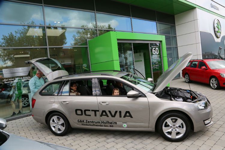 Der Eingang im Markengrün prägt die Fassade.  (Foto: Skoda)