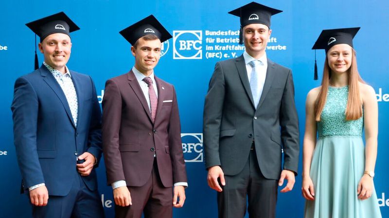Aufgrund ihrer besonderen Leistungen erhielten sie die MAN-Stipendien (von links): Christian Schneider, Paul Anetsmann, Marvin Nett, Lina Thissen. (Bild: BFC)