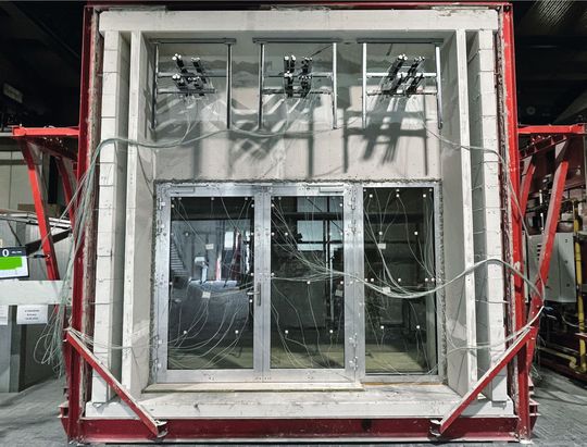 (Für die Prüfung wurde die Schüco Brandschutztür FireStop ADS 90 FR 90 in einer typischen Einbausituation mit beidseitig senkrecht verlaufenden Flurwänden eingebaut. Bild: Schüco International KG)