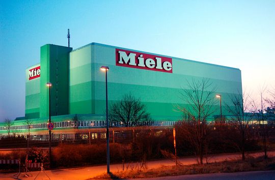 Wieviele Stellen bei Miele abgebaut werden sollen, steht jetzt fest. Demnach will man rund 1.300 Jobs streichen. Die betroffene Arbeit wird im Zuge dessen von Deutschland nach Polen verlegt.(Bild:  Miele)