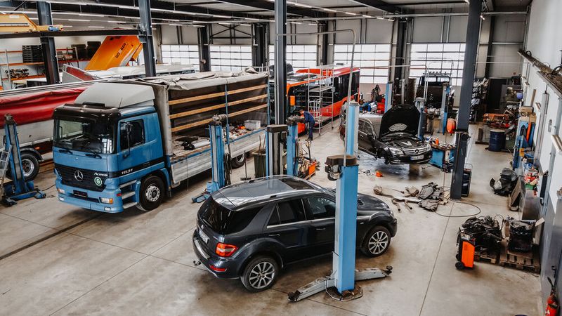 Die Werkstatt ist riesig, weil hier in erster Linie Nutzfahrzeuge repariert werden. Aber auch für den Pkw-Service sind die Werkstatt und das Team gerüstet. (Bild: Kfz-Werkstätte Michels)