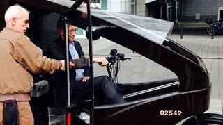 Offenbachs Bürgermeister Peter Schneider lässt sich von UPS-Zusteller Tasso Savallas den Cargo Cruiser erklären. (Bild: UPS)