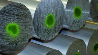 Bild 1: Im Rohwarenlager werden die Standard-Aluminiumstangen mit grünen Punkten gekennzeichnet. (Archiv: Vogel Business Media)