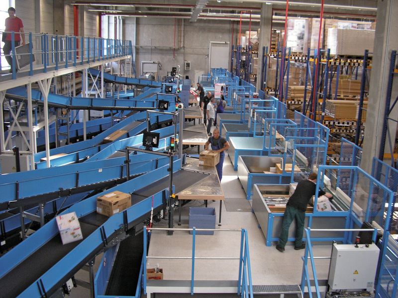 Die Sorteranlagen im Logistikzentrum Ohrdruf sortieren auf 70 verschiedene Versandrichtungen.  Bild: Hermes (Archiv: Vogel Business Media)