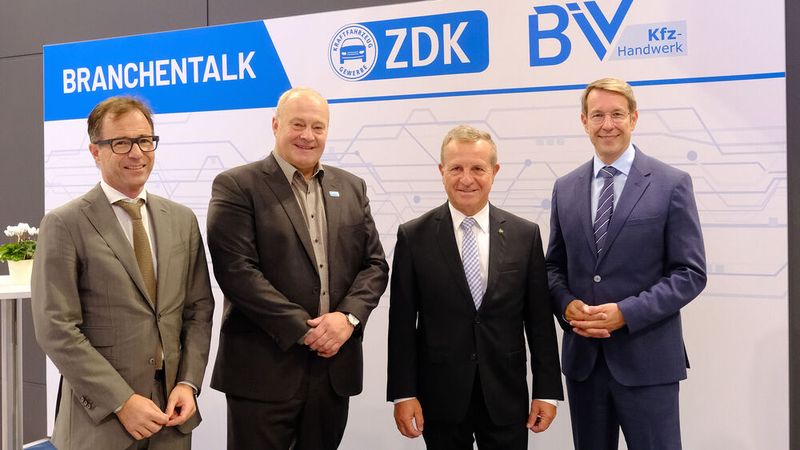 Die ersten „Branchentalk“-Gäste (von links): Jürgen Gros und Detlef Peter Grün (beide BIV) zusammen mit Thomas Peckruhn und Jürgen Hasler (ZDK). (Bild: Zietz / VCG)