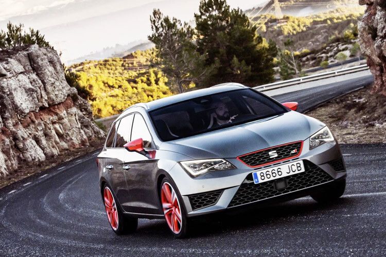 Spanisches Heißblut: Angetrieben wird der Leon Cupra ST von einem 265/280 PS starken Zweiliter-Turbo-Vierzylinder. Damit schafft der Sportkombi eine Spitze von 250 km/h. Den Sprint von 0 auf 100 km/h erledigt er in 6,2 Sekunden. (Foto: Seat)