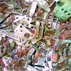 Um eine möglichst hohe Edelmetallausbeute zu erzielen, lohnt es sich, die Stanzabfälle vor dem Recycling entsprechend getrennt aufzufangen.