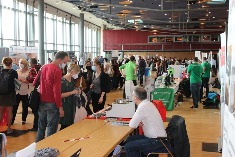 An so viele Menschen muss sich manch einer nach Lockdown und Kontaktbeschränkungen erst wieder gewöhnen. Auf der Messe gab es dank Maskenpflicht und 3G-Regel aber keinen Grund für Berührungsängste. Weitere Infos zu den kommenden LAB-SUPPLY-Messen finden Sie auf www.lab-supply.info.  (LABORPRAXIS, C. Lüttmann)